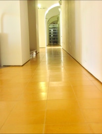 mosaico hidráulico padrão Flor do Campo aplicado no piso de um hall de entrada no Porto