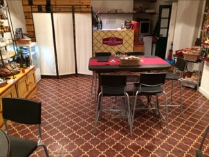 mosaico hidráulico com o padrão Gourmet aplicado na parede e pavimento numa loja em Sintra