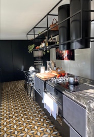 mosaico hidráulico padrão Flor aplicado numa cozinha em Cascais