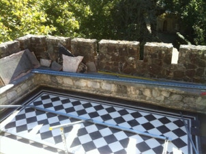 mosaico hidráulico em xadrez clássico preto e branco 