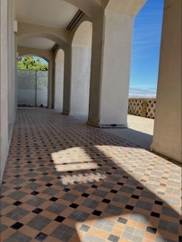 Ladrilho hidraulico em tamanho 4,7 cm no exterior.