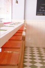 mosaico hidráulico monocromático verde e branco aplicado em xadrez na creperia "La Bombarde" no Porto.