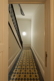 mosaico hidráulico padrão Escócia aplicado no piso de um corredor no Porto