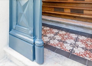 mosaico hidráulico padrão Kirman aplicado no piso na entrada em Lisboa