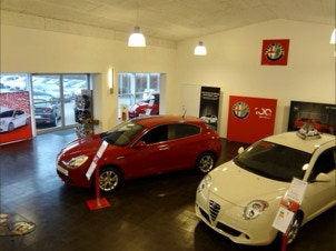 mosaico hidraulico monocromático preto ref 401 aplicado no pavimento de um stande de automóveis na Dinamarca