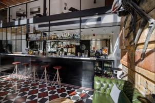 mosaico hidráulico Laços G e lisos a decorar o pavimento na bar do Hotel 1908 em Lisboa