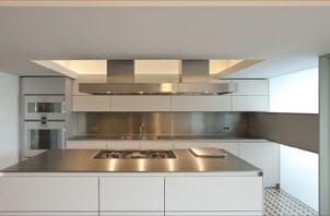 mosaico hidráulico padrão Tétris aplicado numa cozinha em Braga