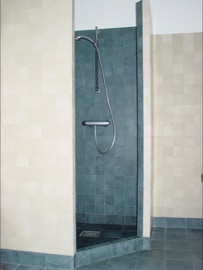 Mosaicos hidráulicos monocromáticos da Projecto Mosaico nas paredes e nos pavimentos numa casa de banho na Dinamarca.