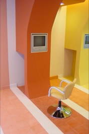 mosaico hidraulico monocromático branco aplicado no pavimento de um cabeleireiro infantil em Lisboa