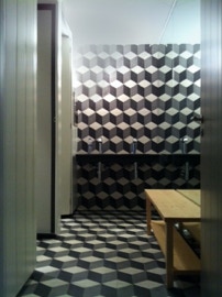 mosaico hidráulico ref Caixa GD numa casa de banho no Hotel do Carmo em Lisboa projectada pelo atelier Promontório Arquitectos