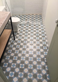 mosaico hidráulico da Projecto Mosaico ref Estrela 4C no piso numa casa de banho num projeto do atelier Paralelozero 