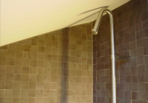 mosaico hidráulico 4,7x4,7 cm ref 913 aplicação mural num chuveiro