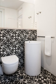 mosaico hidráulico ref: Hera na parede e pavimento da casa de banho projectada pela arquitecta Anne Demoustier