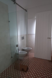 Mosaico hidráulico 9,9x9,8 cm ref 405 nas paredes e mosaico ref Flor de Sal no pavimento numa casa de banho