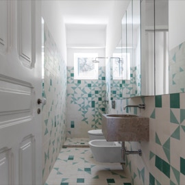 mosaico hidráulico nas paredes e pavimentos numa casa de banho projectada pelos arquitectos Sofia Saraiva e Pedro Rogado