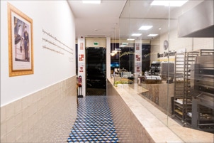 mosaico hidráulico Caixa PD em azul e branco nas pastelerias "Dona Estefânia" em Sintra