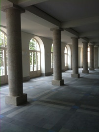 mosaico hidráulico monocromático em cinzento, preto e azul aplicado numa pousada na Serra de Estrela