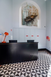 mosaico hidráulico padrão Laços G aplicado na recepção de um hotel em Lisboa