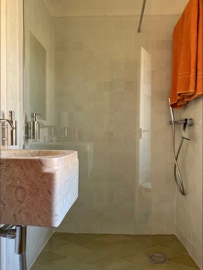 Mosaico hidráulico em formato losango e quadrado, aplicado numa casa de banho