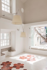 mosaico hidrálico hexagonal monocromático aplicado na casa de fado "Casa da Severa" em Lisboa