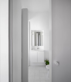 Mosaico hidráulico monocromático numa casa de banho projectada pelo atelier João Adrião Arquitectos