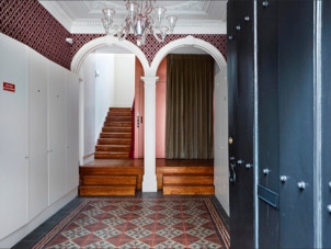 mosaico hidráulico aplicado no piso de um hall em Lisboa