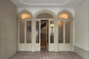 mosaico hidráulico padrão Flor do Campo aplicado no piso de um hall de entrada no Porto