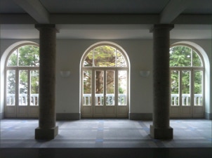 mosaico hidráulico monocromático em cinzento, preto e azul aplicado numa pousada na Serra de Estrela