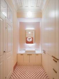 mosaico hidráulico ref Quadrados P numa casa de banho em Lisboa projectada pelo atelier Aurora Arquitectos