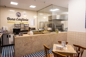 mosaico hidráulico Caixa PD em azul e branco nas pastelerias "Dona Estefânia" em Sintra