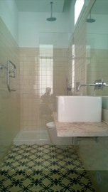 mosaico hidráulico da Projecto Mosaico ref Gelo no pavimento numa casa de banho projectada pela arquitecta Xana Gavancho