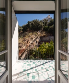 mosaico hidráulico 9,8x9,8cm monocromáticos e com padrão de meia esquadria aplicado numa varanda em Lisboa num projecto de Sofia saraiva e Pedro Rogado