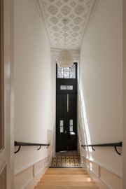 mosaico hidráulico padrão Escócia aplicado no piso de um hall de entrada no Porto