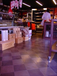 mosaico hidraulico monocromáticos aplicado em xadrez beige e castanho no pavimento da loja Caféina no Porto