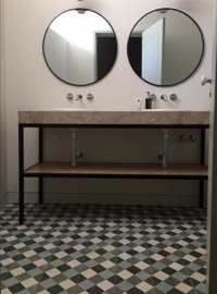 mosaico hidráulico da Projecto Mosaico ref Ouros G 4C no piso numa casa de banho num projeto do atelier Paralelozero