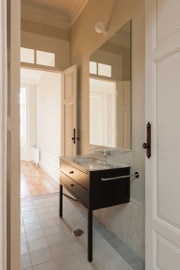 Mosaico hidráulico monocromático numa casa de banho projectada pelo atelier Inês Pimentel Arquitectos