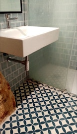 Mosaico hidráulico ref Flor de Sal numa casa de banho em Lisboa