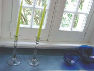 mosaico hidraulico azul aplicado no peito de uma janela