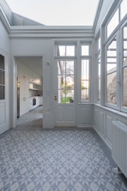 mosaico hidráulico padrão Noruega B aplicado no piso de uma marquise no Porto