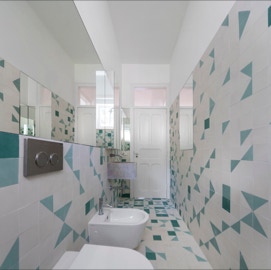 mosaico hidráulico nas paredes e pavimentos numa casa de banho projectada pelos arquitectos Sofia Saraiva e Pedro Rogado