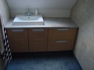 Mosaicos hidráulicos monocromáticos da Projecto Mosaico nas paredes e nos pavimentos numa casa de banho na Dinamarca